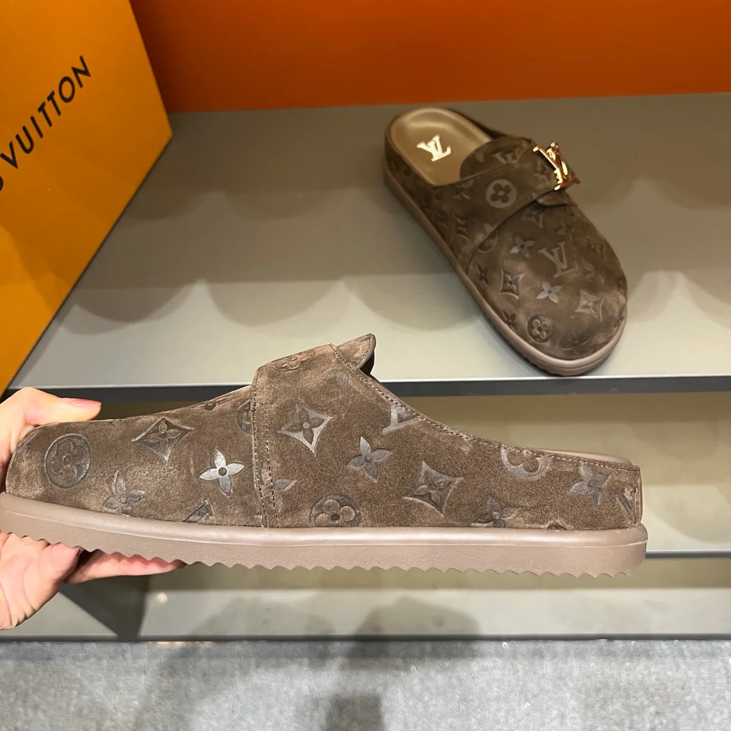 P360, 38-45 LV Easy 2025 new men's casual sandals, made of suede cow leather, with Monogram pattern to highlight the trendy style. Adjustable straps illuminated with LV letters, while a resilient insole and micro outsole provide lightweight comfort. Made of suede cow leather with embossed Monogram pattern and brand element metal hardware✅Adjustable straps➕Tough insole‼ ️Micro outsole. Comfortable and easy to wear‼ ️